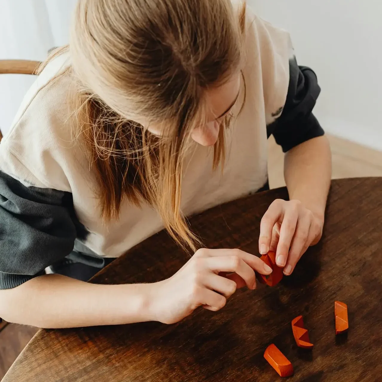 Child using hands-on manipulatives to learn through movement and touch. An example of kinesthetic learning.